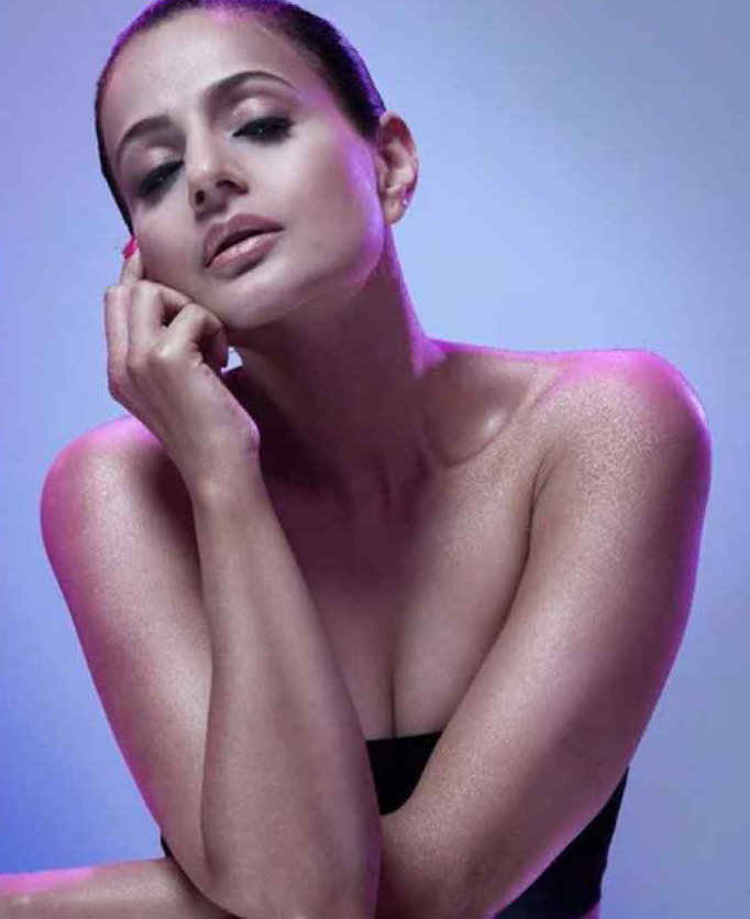 ameesha patel cleavage photoshoot goes viral