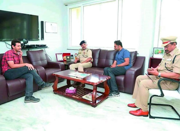 mahesh babu met telangana academy police officials