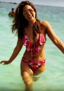 Item girl Kim sharma sizzles in bikini