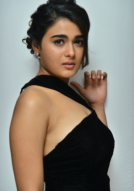Shalini pandey hot show in black