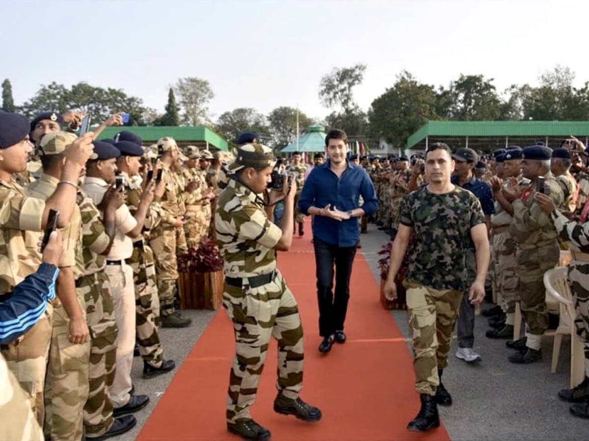 Mahesh sheres meeting with soldiers pics