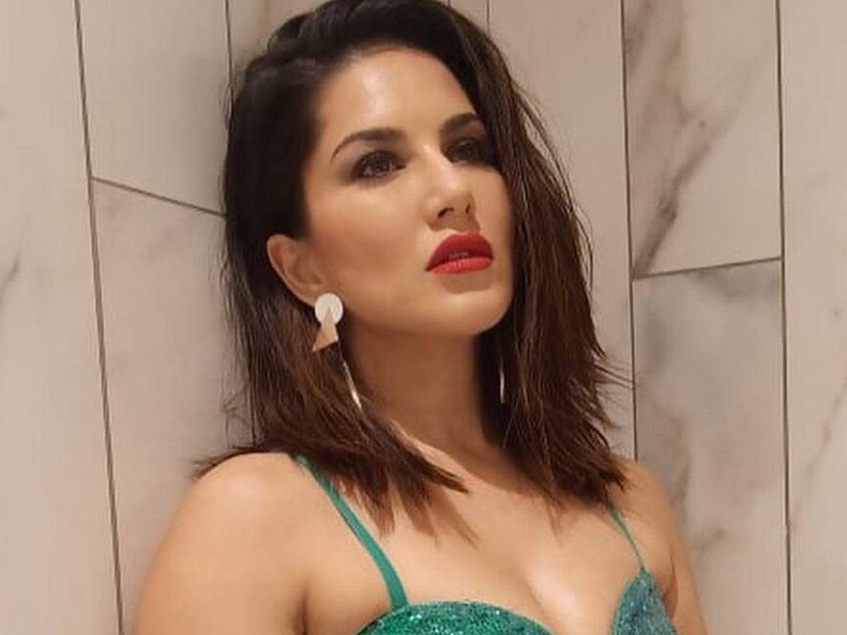 Sunny leone quetioned by kerala police