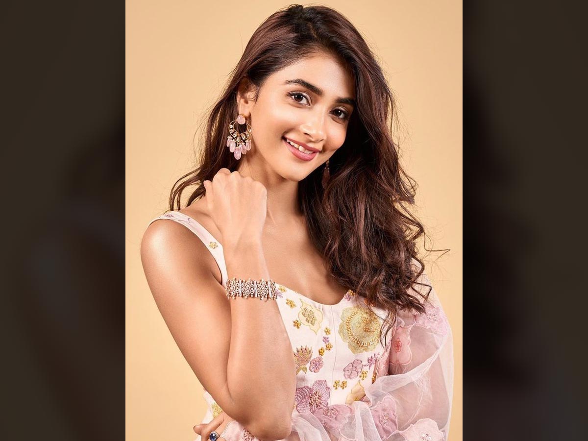 Pooja hegde gets a special gift from ala team