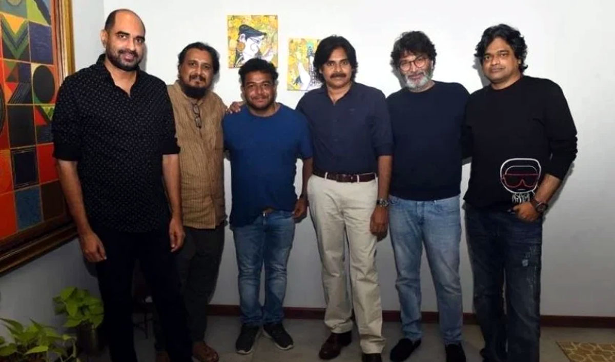 pawan latest pic with upcoming directors